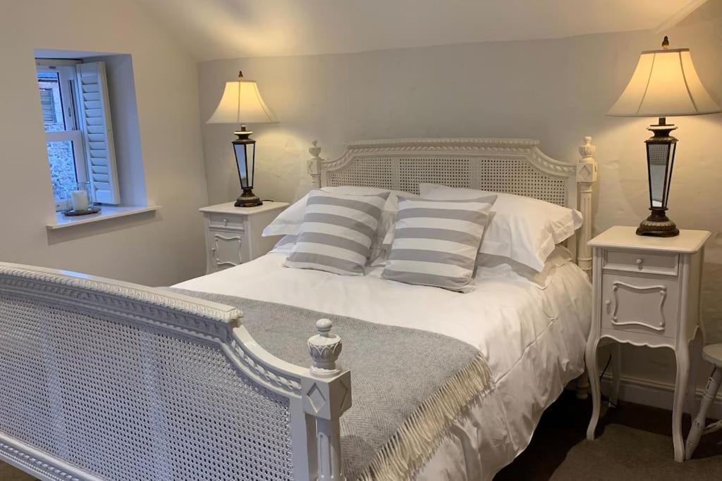 Folly Farm Cottage, Cosy, Secluded Near To *